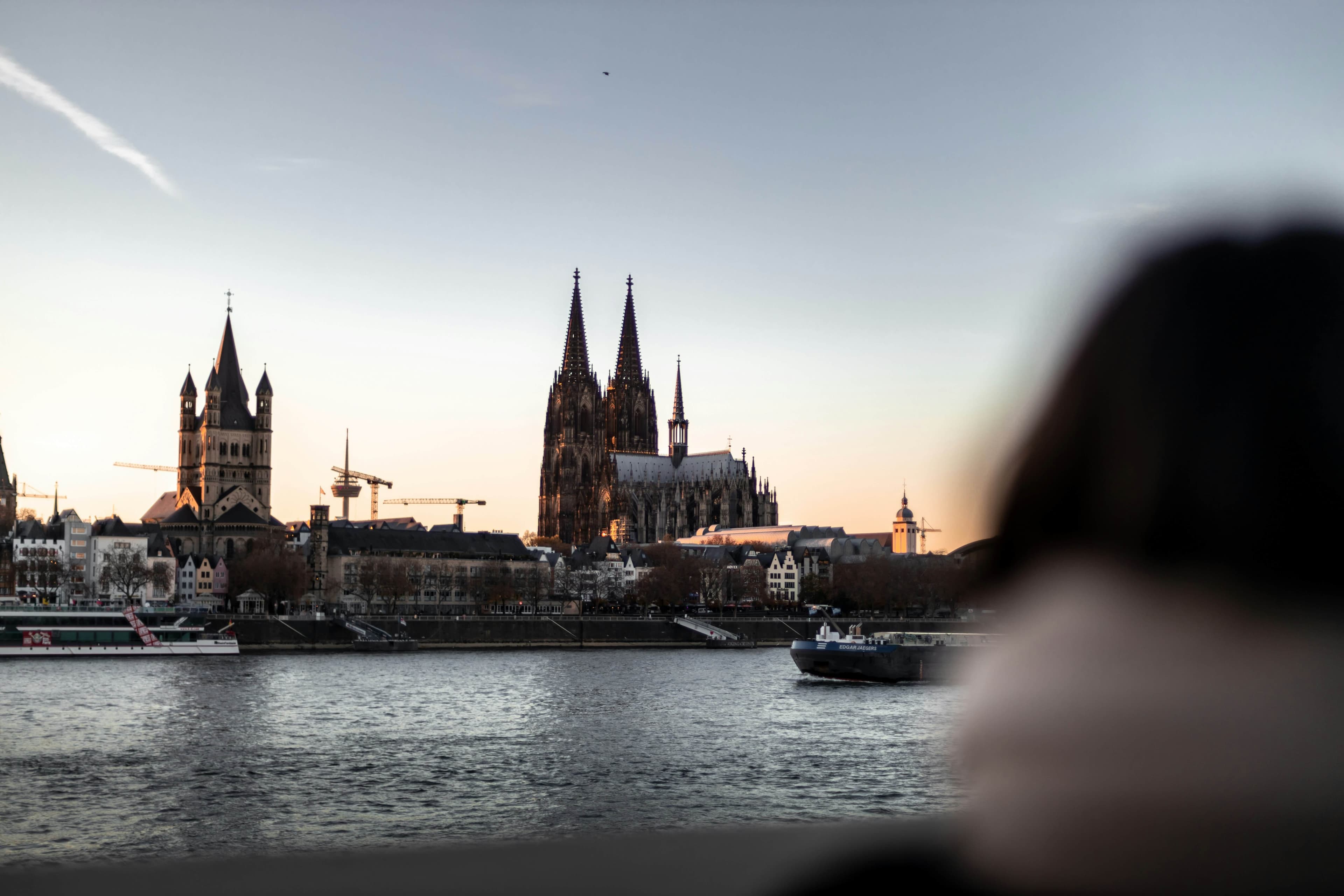 Skyline in Köln mit Blick über den Rhein auf den Kölner Dom und links daneben das Rathaus. Im Hintergrund ist der Fernsehturm Colonius zu sehen.